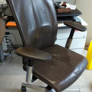 Fauteuil de direction pivotant ajustable sur roulettes de marque Klober recouvert de cuir marron (usures). 134 x 72 x 70 cm. 14 unités. Vendu à l'unité avec faculté de réunion. Localisation : 32 rue de Monceau - 75008 Paris