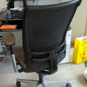 Fauteuil de direction pivotant ajustable sur roulettes de marque Klober recouvert de cuir marron (usures). 134 x 72 x 70 cm. 14 unités. Vendu à l'unité avec faculté de réunion. Localisation : 32 rue de Monceau - 75008 Paris – Image 2