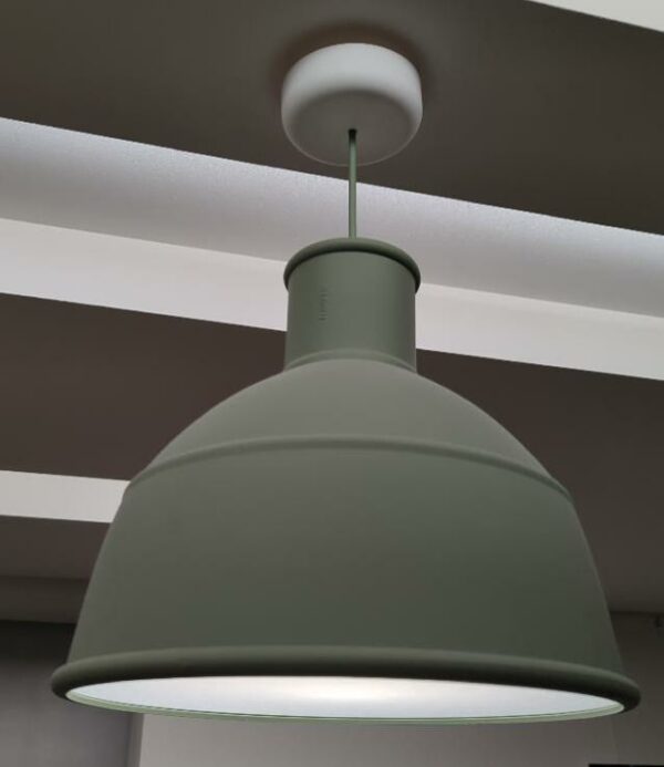 Suspension lumineuse de marque Muuto modèle Unfold, abat jour en caoutchouc vert. 2 unités. Vendu à l'unité avec faculté de réunion. Localisation : 32 rue de Monceau - 75008 Paris