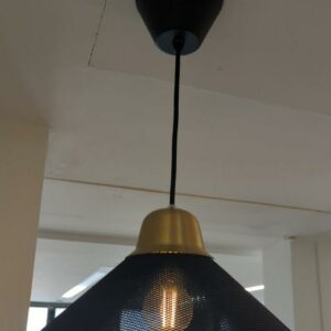 Suspension lumineuse, abat jour en tôle perforée noire. 62 x 33 cm. 3 unités. Vendu à l'unité avec faculté de réunion. Localisation : 32 rue de Monceau - 75008 Paris – Image 2