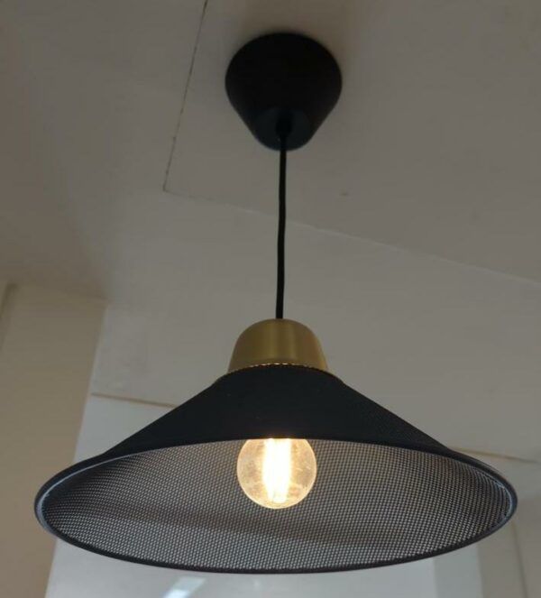 Suspension lumineuse, abat jour en tôle perforée noire. 62 x 33 cm. 3 unités. Vendu à l'unité avec faculté de réunion. Localisation : 32 rue de Monceau - 75008 Paris