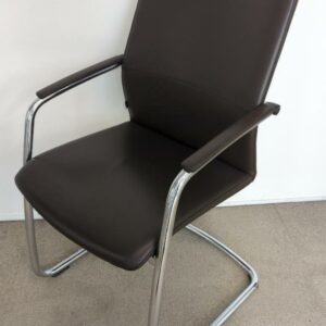 Fauteuil visiteur de marque Klober recouvert de cuir marron, structure en acier chromé. 99 x 56 x 50 cm. 16 unités. Vendu à l'unité avec faculté de réunion. Localisation : 32 rue de Monceau - 75008 Paris