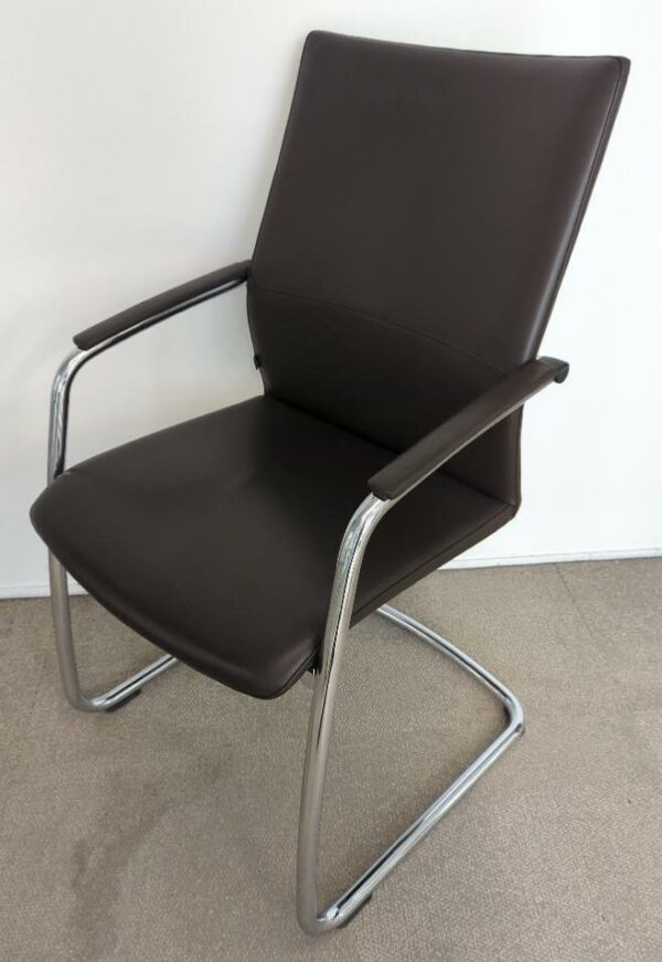 Fauteuil visiteur de marque Klober recouvert de cuir marron, structure en acier chromé. 99 x 56 x 50 cm. 16 unités. Vendu à l'unité avec faculté de réunion. Localisation : 32 rue de Monceau - 75008 Paris