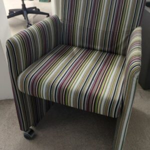 Paire de fauteuils sur roulettes de marque Moroso recouverts de tissu à motifs bayadères. 78 x 55 x 55 cm. Localisation : 32 rue de Monceau - 75008 Paris