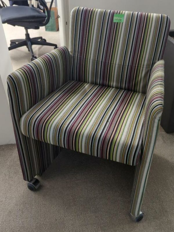 Paire de fauteuils sur roulettes de marque Moroso recouverts de tissu à motifs bayadères. 78 x 55 x 55 cm. Localisation : 32 rue de Monceau - 75008 Paris