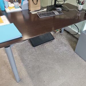 Bureau droit plateau en bois foncé type Wenge, pietement en acier gris. 160 x 80 cm. 36 unités. Vendu à l'unité avec faculté de réunion. Localisation : 32 rue de Monceau - 75008 Paris