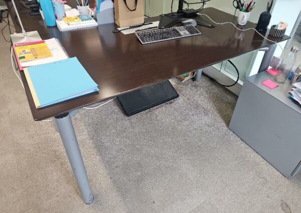Bureau droit plateau en bois foncé type Wenge, pietement en acier gris. 160 x 80 cm. 36 unités. Vendu à l'unité avec faculté de réunion. Localisation : 32 rue de Monceau - 75008 Paris