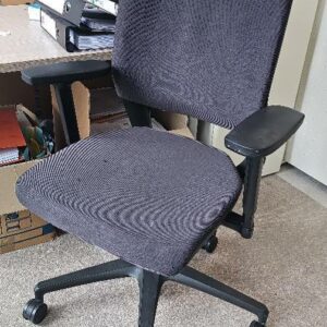 Fauteuil de bureau de marque Klöber assise et dossier en tissu gris foncé piétement sur roulettes  noir, dossier ajustable multiples réglages. 60 unités. Vendu à l'unité avec faculté de réunion. Localisation : 32 rue de Monceau - 75008 Paris