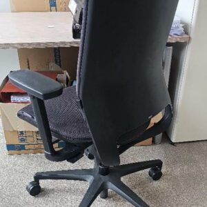 Fauteuil de bureau de marque Klöber assise et dossier en tissu gris foncé piétement sur roulettes  noir, dossier ajustable multiples réglages. 60 unités. Vendu à l'unité avec faculté de réunion. Localisation : 32 rue de Monceau - 75008 Paris – Image 2