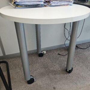Table ronde tripode sur roulettes, plateau en bois stratifié blanc, piétement en acier. Diamètre 70 cm. 6 unités. Vendu à l'unité avec faculté de réunion. Localisation : 32 rue de Monceau - 75008 Paris