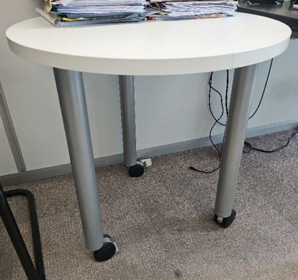 Table ronde tripode sur roulettes, plateau en bois stratifié blanc, piétement en acier. Diamètre 70 cm. 6 unités. Vendu à l'unité avec faculté de réunion. Localisation : 32 rue de Monceau - 75008 Paris