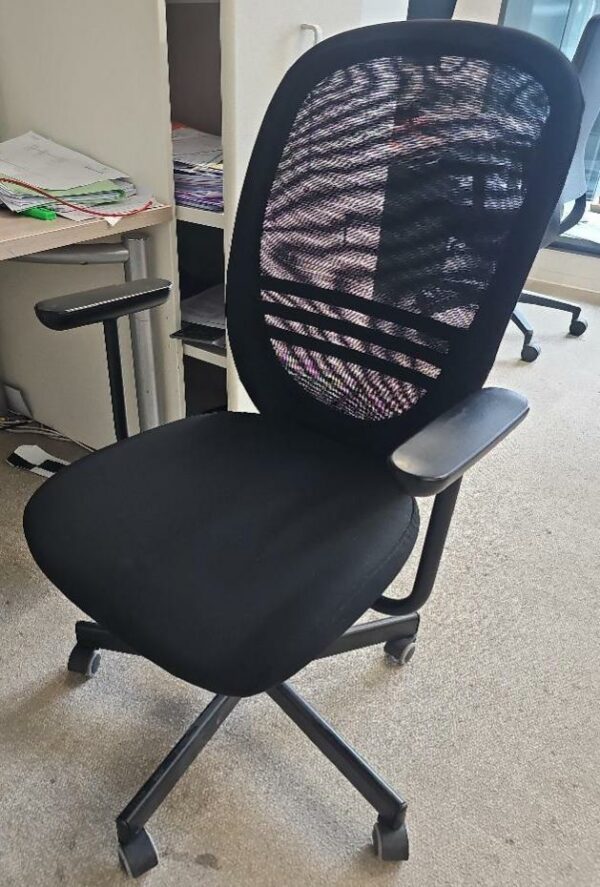 Fauteuil de bureau assise en tissu noir dossier en résille noire piétement sur roulettes noir. 26 unités. Vendu à l'unité avec faculté de réunion. Localisation : 32 rue de Monceau - 75008 Paris