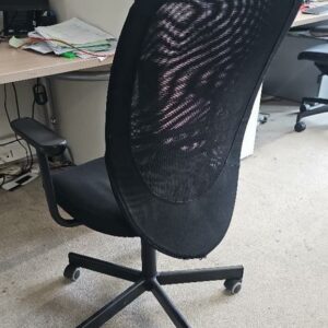 Fauteuil de bureau assise en tissu noir dossier en résille noire piétement sur roulettes noir. 26 unités. Vendu à l'unité avec faculté de réunion. Localisation : 32 rue de Monceau - 75008 Paris – Image 2