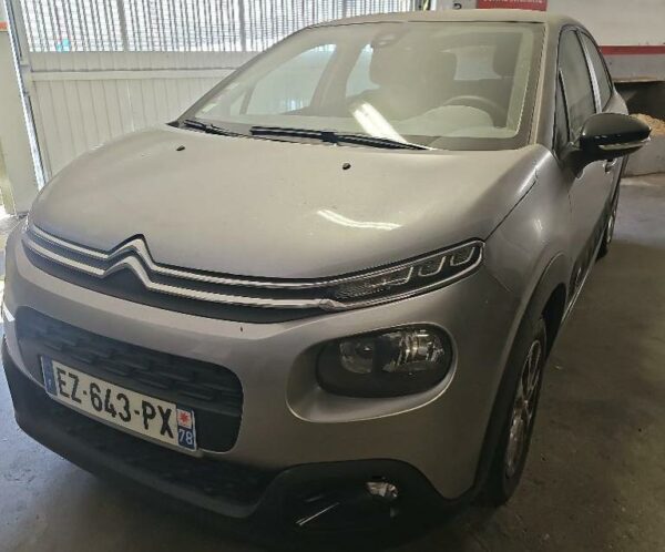 Voiture de marque Citroën modèle C3 essence de couleur gris anthracite, 1 890 KM. Date de Première mise en circulation: 07/08/2018. 1ère main. La voiture est roulante, Contrôle Technique sans contre visite. Elle est vendue sur désignation, L'enlèvement se fera sur rendez-vous au Chesnay (91).
