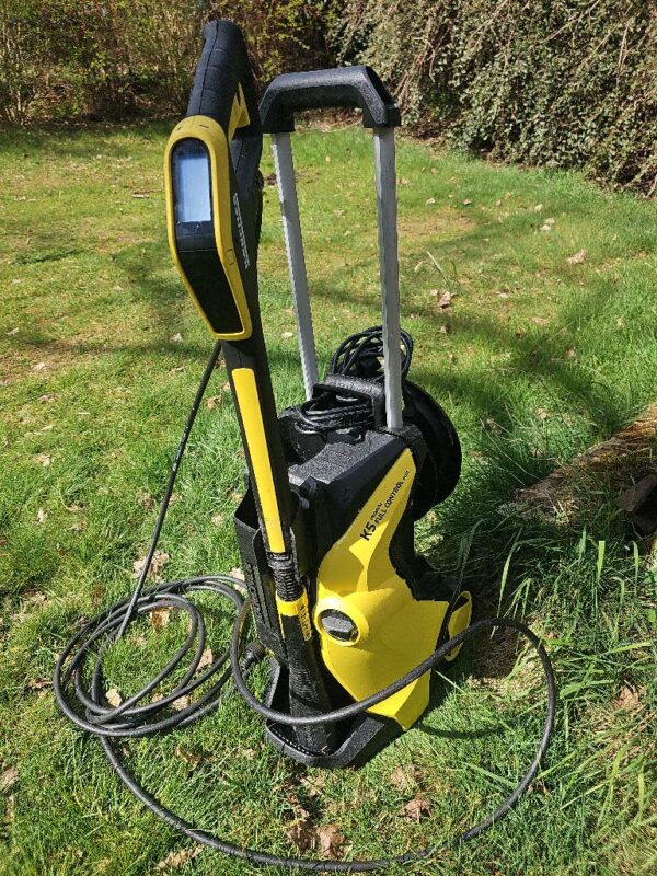 Nettoyeur haute pression de marque karcher modèle K5 Premium full control plus. Vendu complet avec sa lance, l'enrouleur et le chariot intégré. Non fonctionnant. Vendu en l'état.