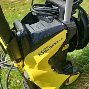 Nettoyeur haute pression de marque karcher modèle K5 Premium full control plus. Vendu complet avec sa lance, l'enrouleur et le chariot intégré. Non fonctionnant. Vendu en l'état. – Image 2