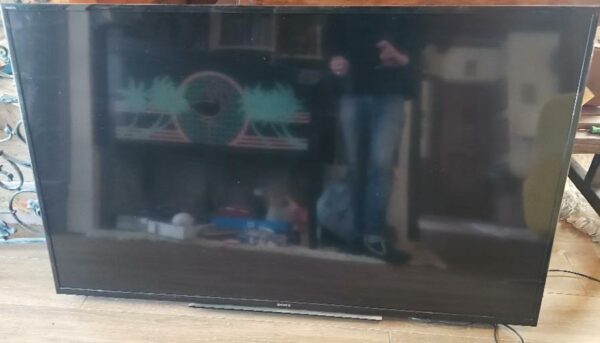 Téléviseur de marque Sony Bravia modèle KDL- 60WD605. 65 pouces. S'allume mais pas d'image. Vendu en l'état.