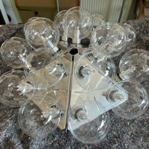 Plafonnier design Achille Castiglioni modèle Taraxacum édition Flos, structure en aluminium avec 15 globes formant une rosace. 31 x 61 cm. Localisation : 32 rue de Monceau - 75008 Paris