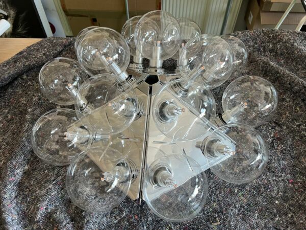 Plafonnier design Achille Castiglioni modèle Taraxacum édition Flos, structure en aluminium avec 15 globes formant une rosace. 31 x 61 cm. Localisation : 32 rue de Monceau - 75008 Paris