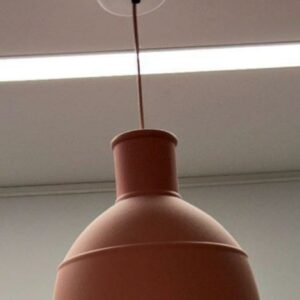 Suspension lumineuse de marque Muuto modèle Unfold, abat jour en caoutchouc de couleur orange. Localisation : 32 rue de Monceau - 75008 Paris