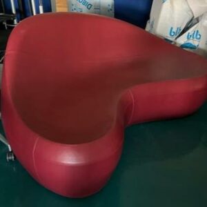 Canapé design Toshiyuki Kita modèle Saruyama édition Moroso de couleur rouge. Localisation : 32 rue de Monceau - 75008 Paris