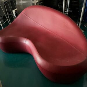 Canapé design Toshiyuki Kita modèle Saruyama édition Moroso de couleur rouge. Localisation : 32 rue de Monceau - 75008 Paris – Image 2