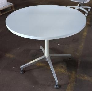 Table ronde, plateau en bois blanc sur un piètement en étoile à 4 branches sur patins. 73 x 80 cm. Localisation : 8 rue de la Fossé aux Leux 91700 Ste Geneviève des Bois