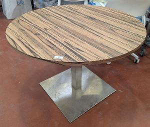 Table ronde plateau en bois stratifié bicolore sur un pied colonne à section carrée en acier chromé. 76 x 110 cm. Localisation : 8 rue de la Fossé aux Leux 91700 Ste Geneviève des Bois