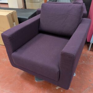 Fauteuil pivotant de marque Vitra recouvert de feutrine violette sur base carrée en métal. 80 x 77 x 85 cm. 2 unités. Vendu à l'unité avec faculté de réunion. Localisation : 8 rue de la Fossé aux Leux 91700 Ste Geneviève des Bois