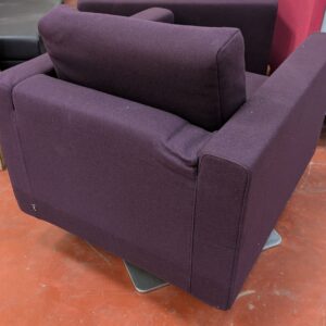 Fauteuil pivotant de marque Vitra recouvert de feutrine violette sur base carrée en métal. 80 x 77 x 85 cm. 2 unités. Vendu à l'unité avec faculté de réunion. Localisation : 8 rue de la Fossé aux Leux 91700 Ste Geneviève des Bois – Image 2