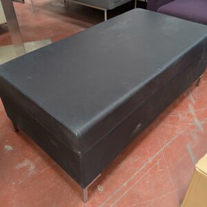 Banquette rectangulaire en simili cuir noir. 46 x 120 x 65 cm. Localisation : 8 rue de la Fossé aux Leux 91700 Ste Geneviève des Bois