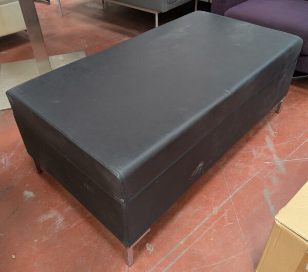 Banquette rectangulaire en simili cuir noir. 46 x 120 x 65 cm. Localisation : 8 rue de la Fossé aux Leux 91700 Ste Geneviève des Bois
