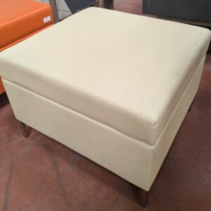 Pouf carré en simili cuir beige, piètement en métal. 45 x 63 x 60 cm. Localisation : 8 rue de la Fossé aux Leux 91700 Ste Geneviève des Bois
