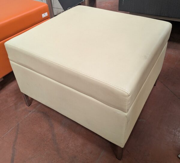 Pouf carré en simili cuir beige, piètement en métal. 45 x 63 x 60 cm. Localisation : 8 rue de la Fossé aux Leux 91700 Ste Geneviève des Bois