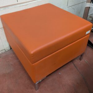 Pouf carré en simili cuir orange, piètement en métal. 45 x 63 x 60 cm. Localisation : 8 rue de la Fossé aux Leux 91700 Ste Geneviève des Bois