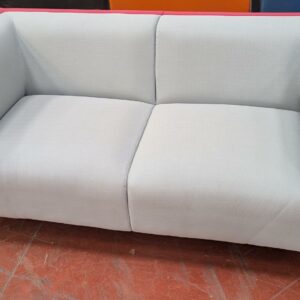 Canapé de marque Connection recouvert de tissu bicolore bleu clair et fuschia, 4 pieds en acier chromé. 76 x 162 x 77 cm.  Localisation : 8 rue de la Fossé aux Leux 91700 Ste Geneviève des Bois – Image 2