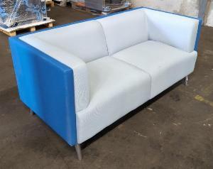 Canapé de marque Connection recouvert de tissu bicolore gris clair et bleu roi, 4 pieds en acier chromé. 76 x 162 x 77 cm. . Localisation : 8 rue de la Fossé aux Leux 91700 Ste Geneviève des Bois