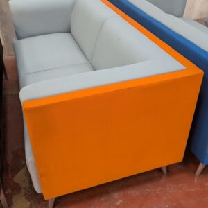 Canapé de marque Connection recouvert de tissu bicolore gris clair et orange, 4 pieds en acier chromé. 76 x 162 x 77 cm. Localisation : 8 rue de la Fossé aux Leux 91700 Ste Geneviève des Bois