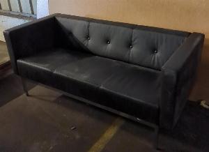 Canapé de marque Artifort en cuir noir, dossier capitonné, piètement en métal chromé. 73 x 170 x 74 cm. Localisation : 8 rue de la Fossé aux Leux 91700 Ste Geneviève des Bois