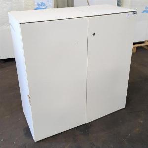 Armoire métallique mi-haute en acier laqué blanc ouvrant par deux portes battantes. 105 x 100 x 46 cm. 6 unités. Vendu à l'unité avec faculté de réunion. Localisation : 8 rue de la Fossé aux Leux 91700 Ste Geneviève des Bois