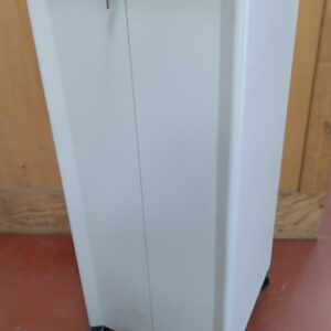 Caisson haut aménagé ou bureau mobile en métal blanc ouvrant par 2 portes battantes sur une niche et 2 tiroirs. 110 x 43 x 49 cm. 2 unités. Vendu à l'unité avec faculté de réunion. Localisation : 8 rue de la Fossé aux Leux 91700 Ste Geneviève des Bois