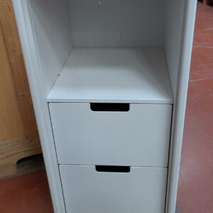 Caisson haut aménagé ou bureau mobile en métal blanc ouvrant par 2 portes battantes sur une niche et 2 tiroirs. 110 x 43 x 49 cm. 2 unités. Vendu à l'unité avec faculté de réunion. Localisation : 8 rue de la Fossé aux Leux 91700 Ste Geneviève des Bois – Image 2