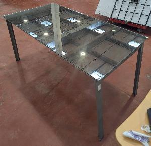 Table rectangulaire, plateau en verre miroir sur 4 pieds en aluminium (2 petits éclats à 2 angles). 75 x 154 x 80 cm. Localisation : 8 rue de la Fossé aux Leux 91700 Ste Geneviève des Bois