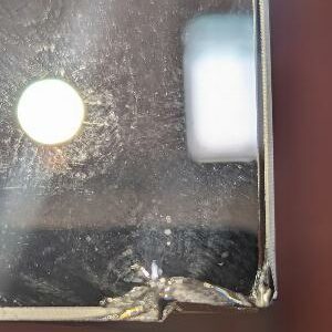 Table rectangulaire, plateau en verre miroir sur 4 pieds en aluminium (2 petits éclats à 2 angles). 75 x 154 x 80 cm. Localisation : 8 rue de la Fossé aux Leux 91700 Ste Geneviève des Bois – Image 2