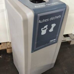 Poubelle sur roulettes avec bac amovible de marque Green Office modèle Easycollect. Divers modèles dont canette, papier, autres déchets, bouteille. 58 unités. Vendu à l'unité avec faculté de réunion. Localisation : 8 rue de la Fossé aux Leux 91700 Ste Geneviève des Bois (dont 36 actuellement à Marcoussis)