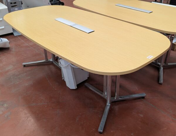 Table de réunion rectangulaire à bords arrondis, plateau en bois couleur chêne clair avec trappe technique électrifiée, piètement en acier chromé. 74 x 200 x 100 cm. ( 2 petits éclats au plateau). Localisation : 8 rue de la Fossé aux Leux 91700 Ste Geneviève des Bois