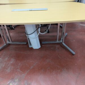 Table de réunion rectangulaire à bords arrondis, plateau en bois couleur chêne clair avec trappe technique électrifiée, piètement en acier chromé. 74 x 200 x 100 cm. ( 2 petits éclats au plateau). Localisation : 8 rue de la Fossé aux Leux 91700 Ste Geneviève des Bois – Image 4