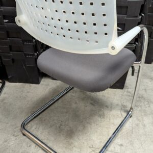Fauteuil visiteur design Antonio Citterio modèle Vis à Vis édition Vitra, assise en tissu gris, dossier en plastique blanc, piétement en acier chromé. 80 x 54 x 55 cm. 80 unités. Vendu à l'unité avec faculté de réunion. Localisation : 8 rue de la Fossé aux Leux 91700 Ste Geneviève des Bois (actuellement Marcoussis) – Image 2