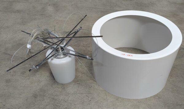 Suspension lumineuse design Rodolfo Dordoni modèle Ray S édition Flos, abat-jour en métal blanc. 26 x 42 cm. 2 unités. Vendu à l'unité avec faculté de réunion. Localisation : 8 rue de la Fossé aux Leux 91700 Ste Geneviève des Bois (actuellement Marcoussis)