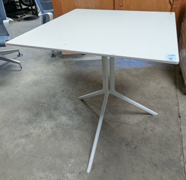 Table basculante design Patrick Norguet modèle Poule édition Kristalia, plateau carré en bois, piètement en métal blanc. 75 x 70 x 70 cm. Localisation : 8 rue de la Fossé aux Leux 91700 Ste Geneviève des Bois (actuellement Marcoussis)